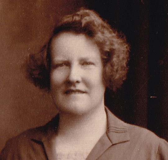 Photo of photos/Mary Edna McLennan 1898-1963 portrait